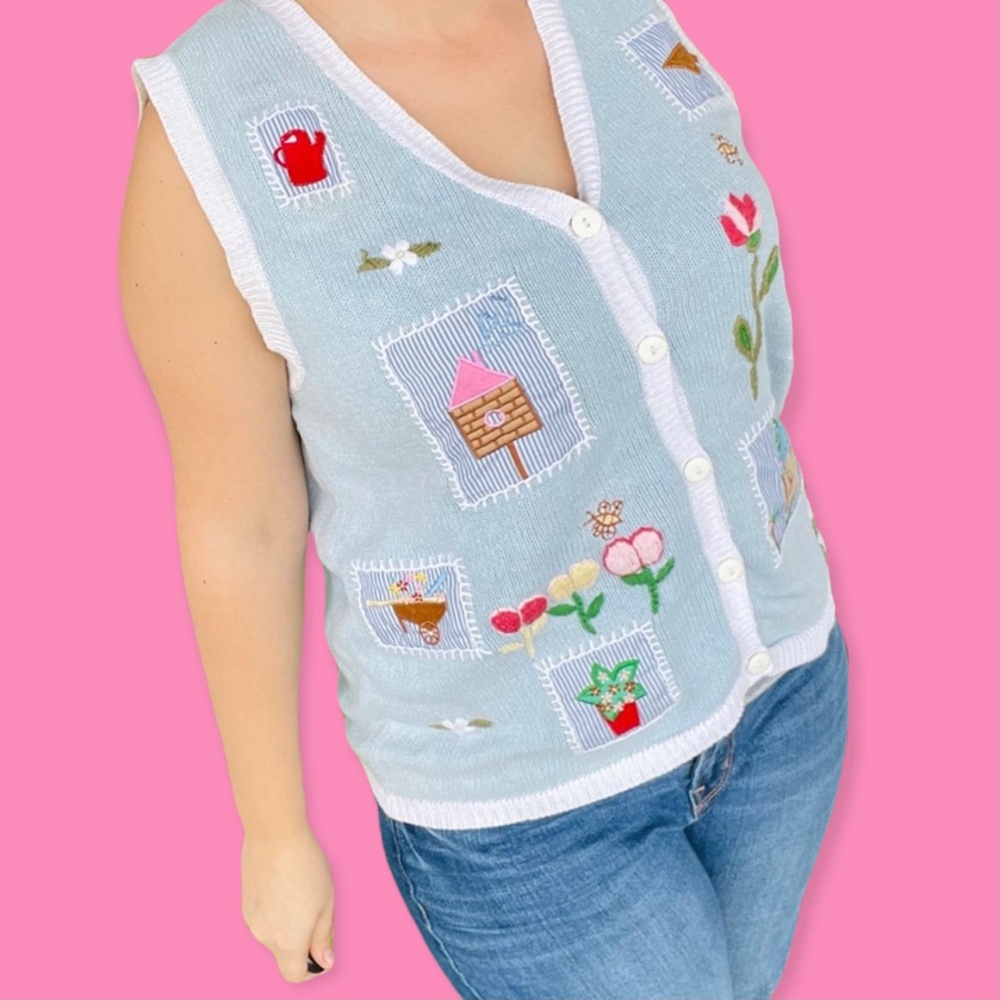 Vintage knit grandma core vest buttons down front garden theme large flowers